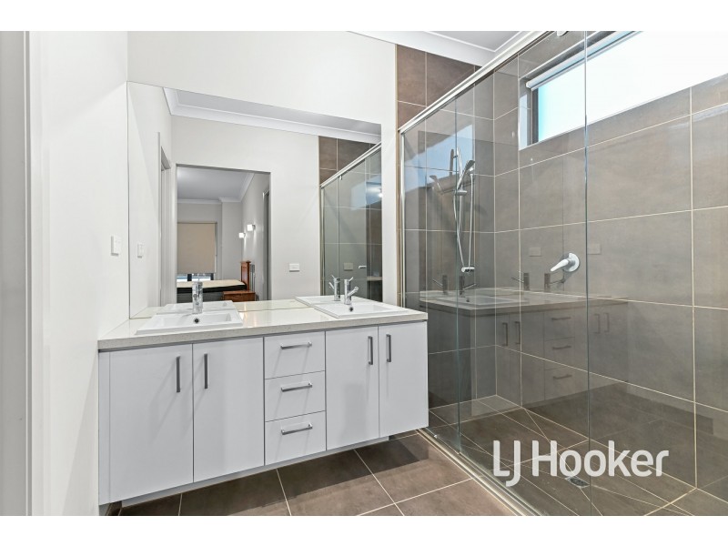 4 Scordia Place, Pakenham VIC 3810