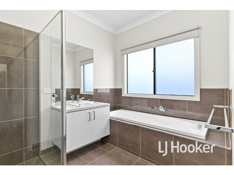 4 Scordia Place, Pakenham VIC 3810