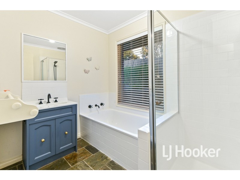 1 Kinross Court, Pakenham VIC 3810