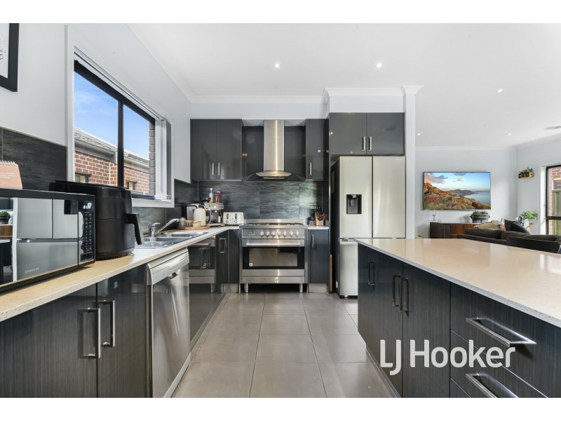 31 Cohens Way, Pakenham VIC 3810