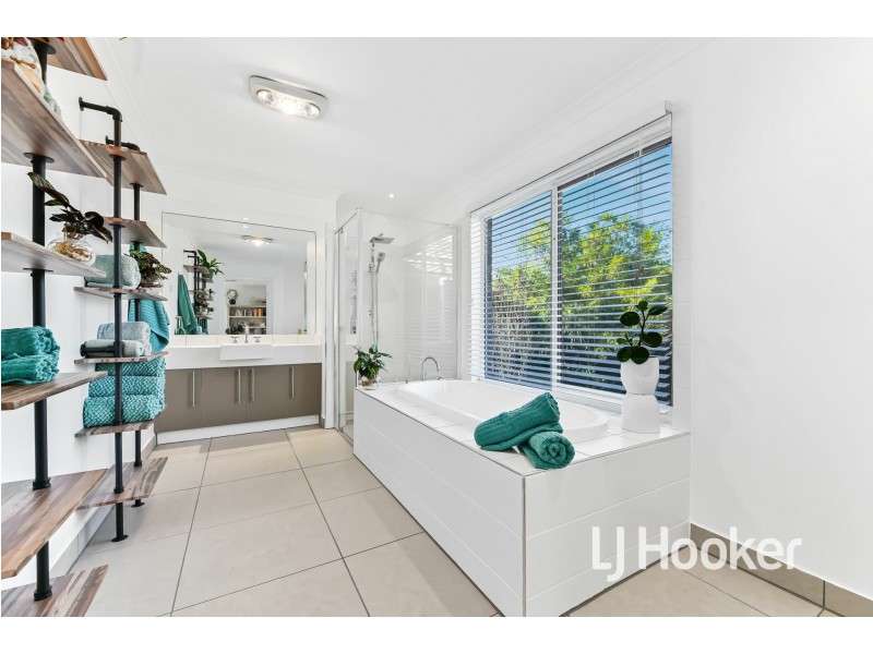 14 Fallingwater Drive, Pakenham VIC 3810