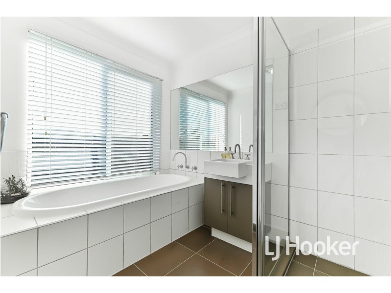 14 Fallingwater Drive, Pakenham VIC 3810