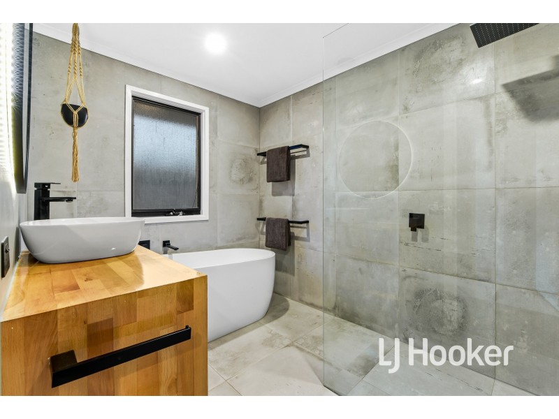 21 Bluegrass Crescent, Pakenham VIC 3810