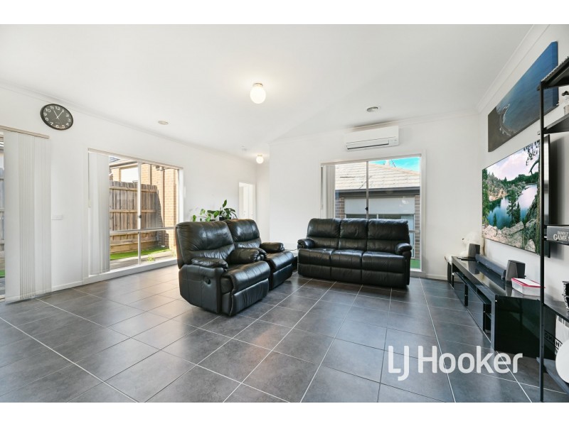 9 McClenaghan Place, Pakenham VIC 3810