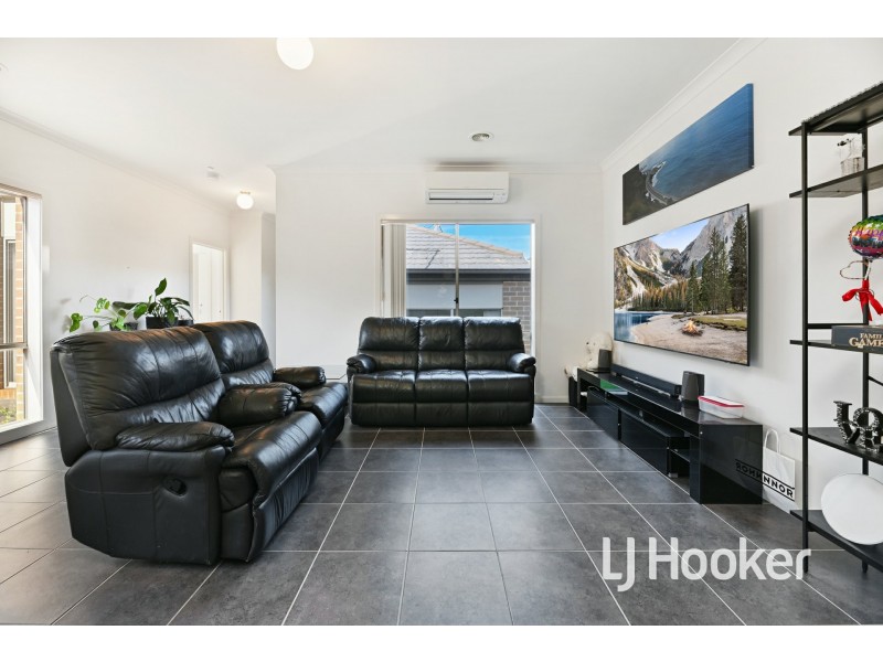 9 McClenaghan Place, Pakenham VIC 3810