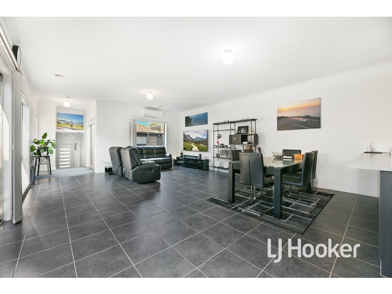 9 McClenaghan Place, Pakenham VIC 3810