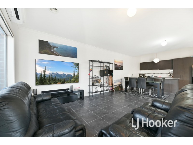 9 McClenaghan Place, Pakenham VIC 3810