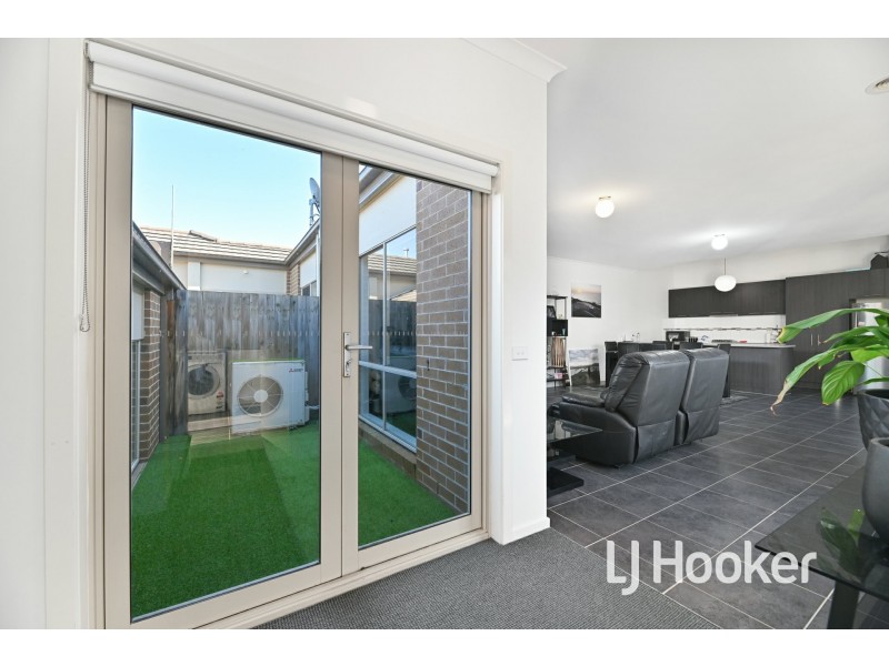 9 McClenaghan Place, Pakenham VIC 3810