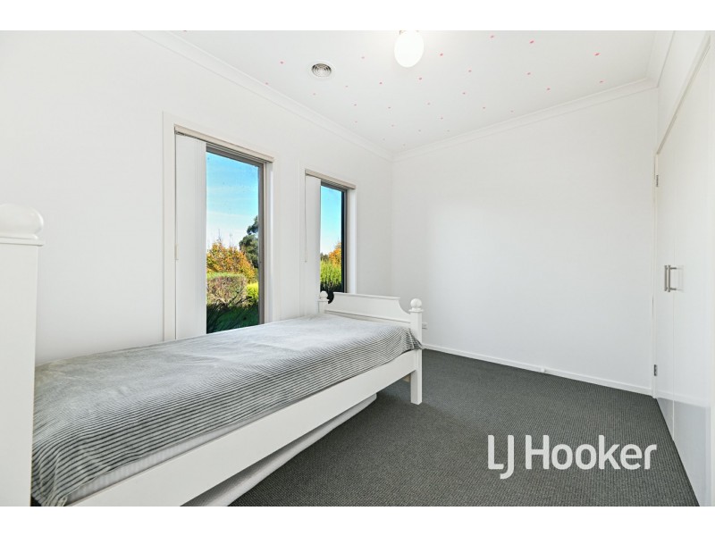 9 McClenaghan Place, Pakenham VIC 3810