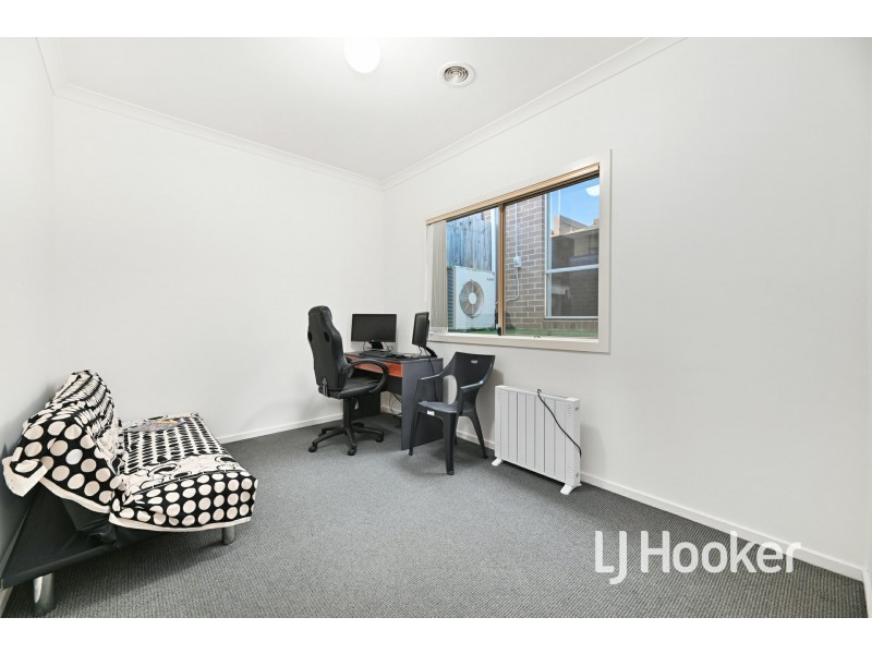 9 McClenaghan Place, Pakenham VIC 3810