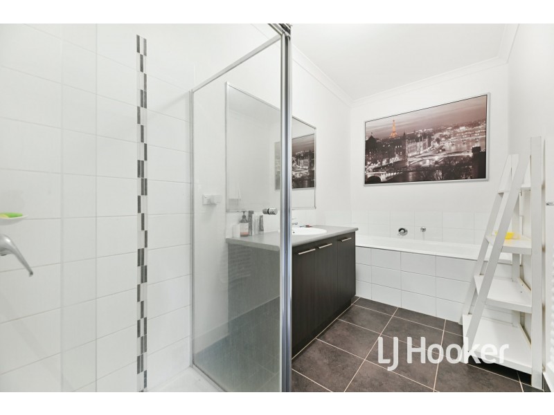 9 McClenaghan Place, Pakenham VIC 3810