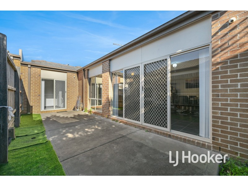 9 McClenaghan Place, Pakenham VIC 3810