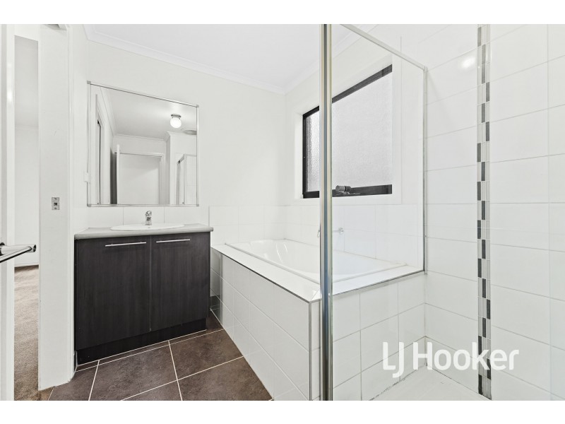 24/107 Army Road, Pakenham VIC 3810