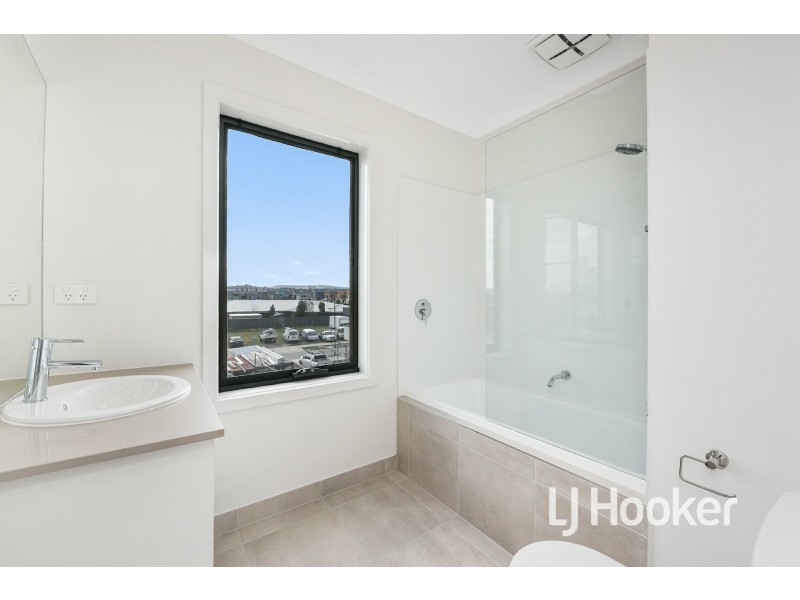 33 Rubus Way, Pakenham VIC 3810