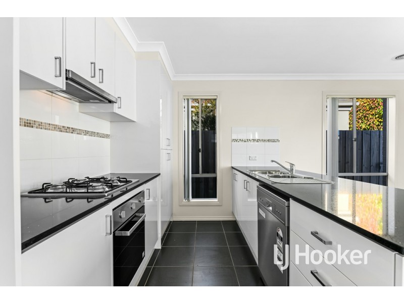 3/34 Sir Thomas Drive, Pakenham VIC 3810
