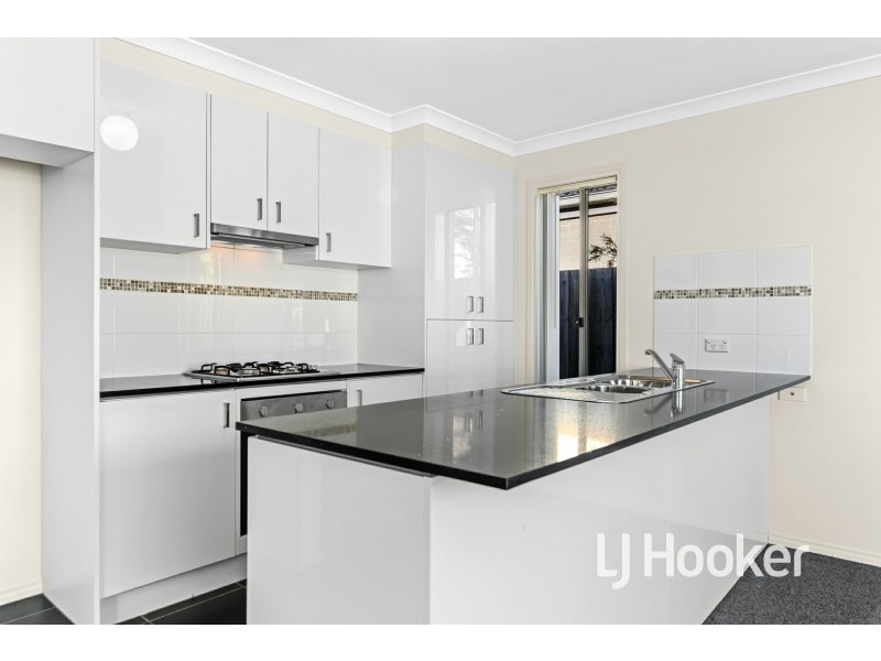 3/34 Sir Thomas Drive, Pakenham VIC 3810