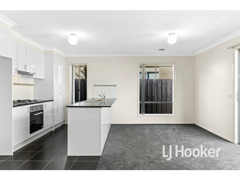 3/34 Sir Thomas Drive, Pakenham VIC 3810