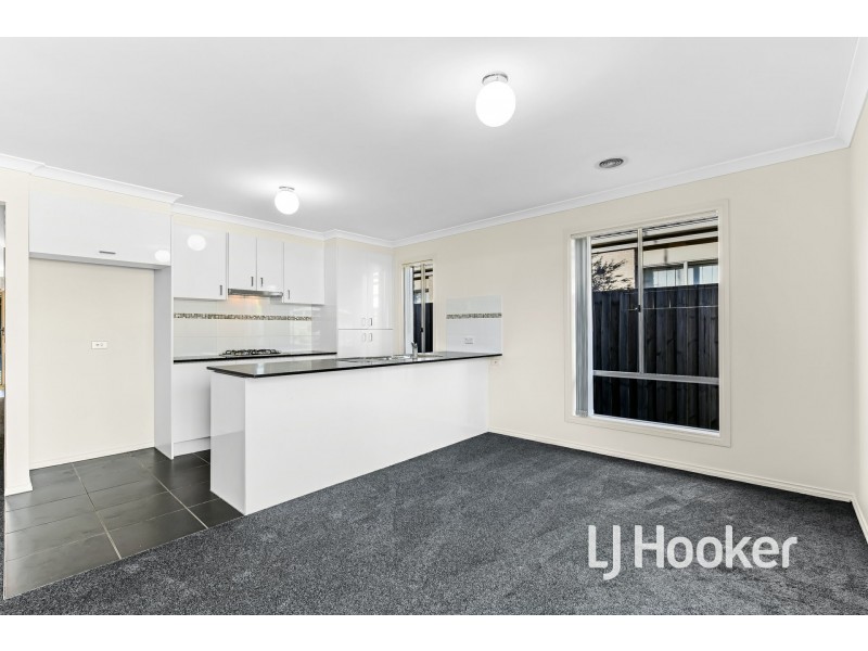3/34 Sir Thomas Drive, Pakenham VIC 3810