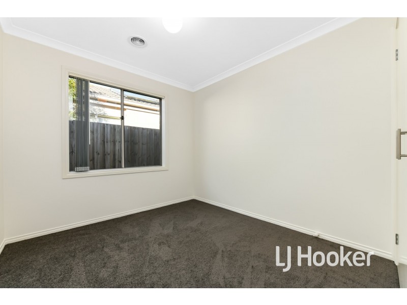 3/34 Sir Thomas Drive, Pakenham VIC 3810