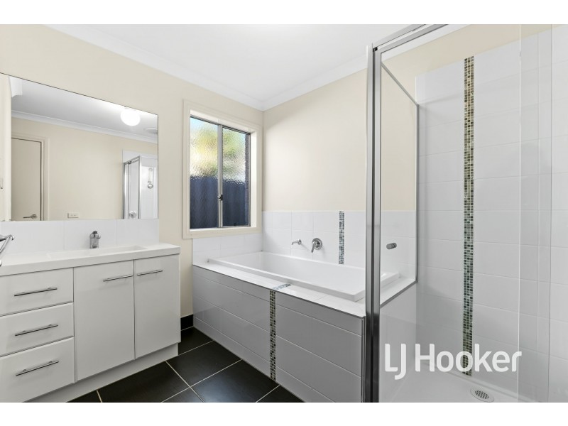 3/34 Sir Thomas Drive, Pakenham VIC 3810