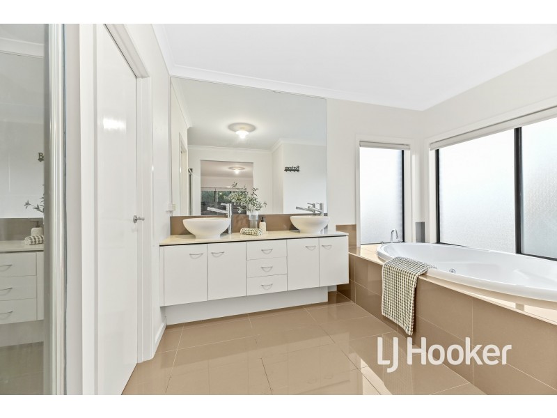 13 Sheldon Drive, Berwick VIC 3806