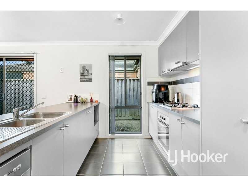 52 Devine Drive, Pakenham VIC 3810