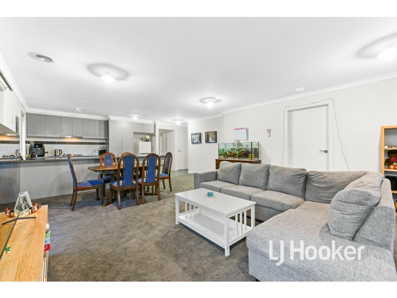 52 Devine Drive, Pakenham VIC 3810