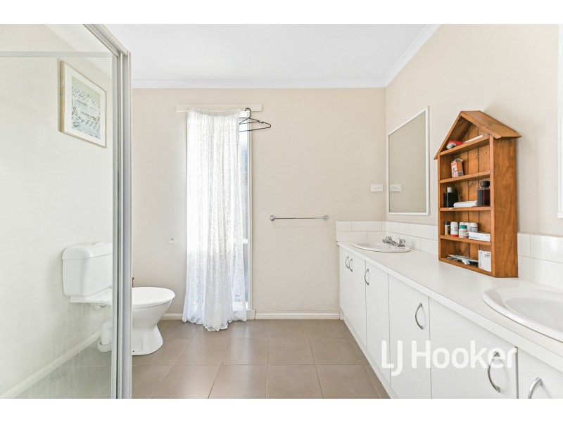 36 Parman Avenue, Pakenham VIC 3810