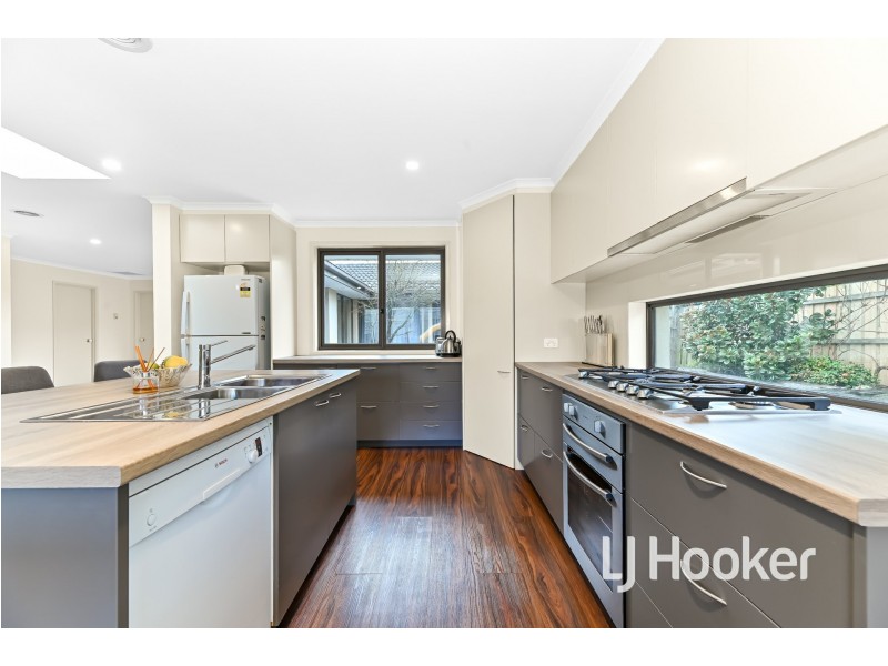 14 Van Haaster Grove, Skye VIC 3977