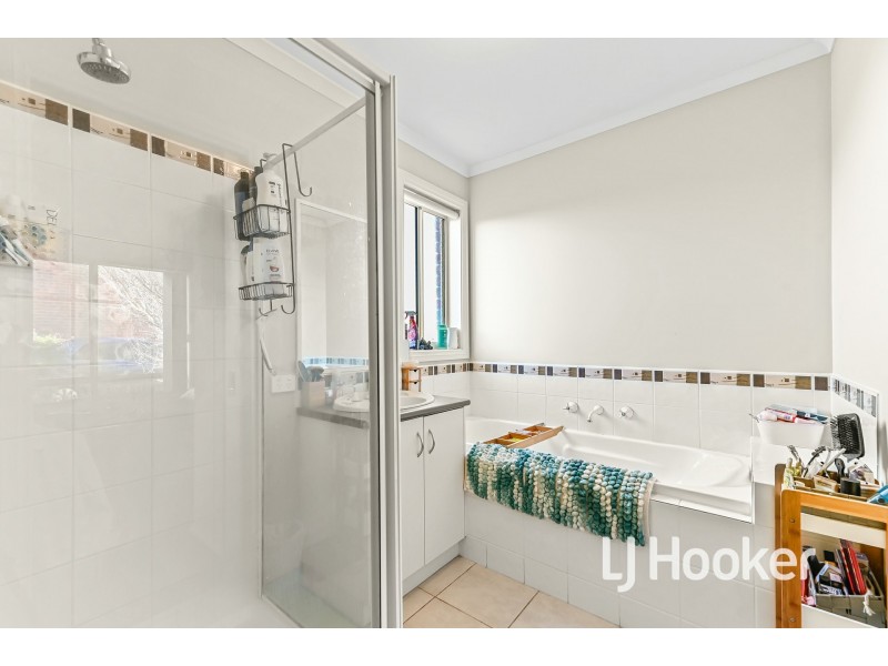 4/3 Hale Place, Pakenham VIC 3810