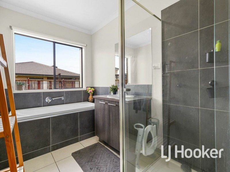 9 Allsburg Avenue, Officer VIC 3809