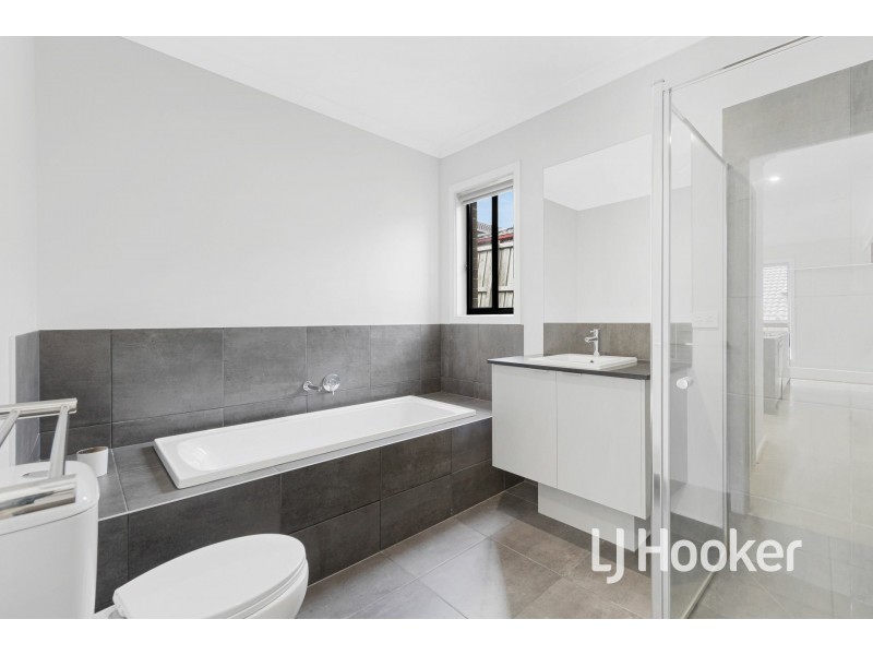 38 Ash Crescent, Pakenham VIC 3810