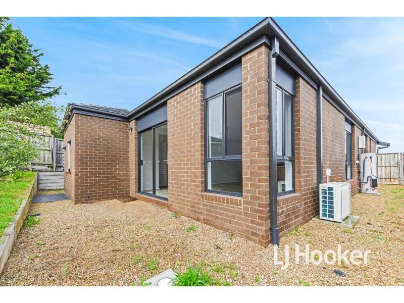 38 Ash Crescent, Pakenham VIC 3810