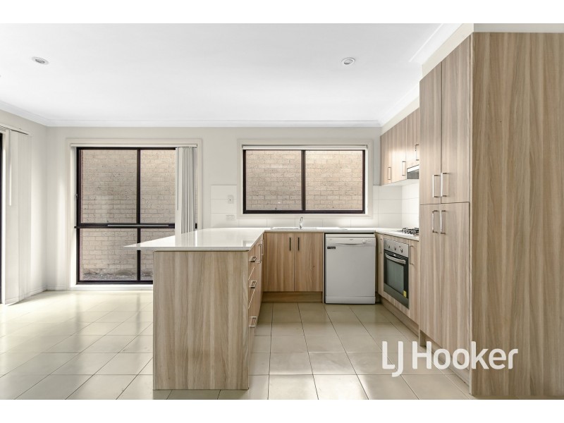 3/4 McClenaghan Place, Pakenham VIC 3810