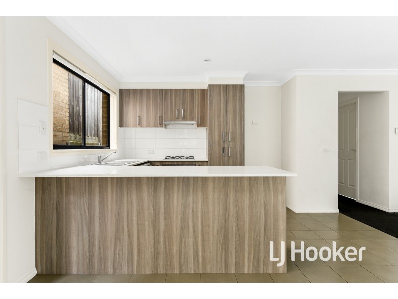 3/4 McClenaghan Place, Pakenham VIC 3810
