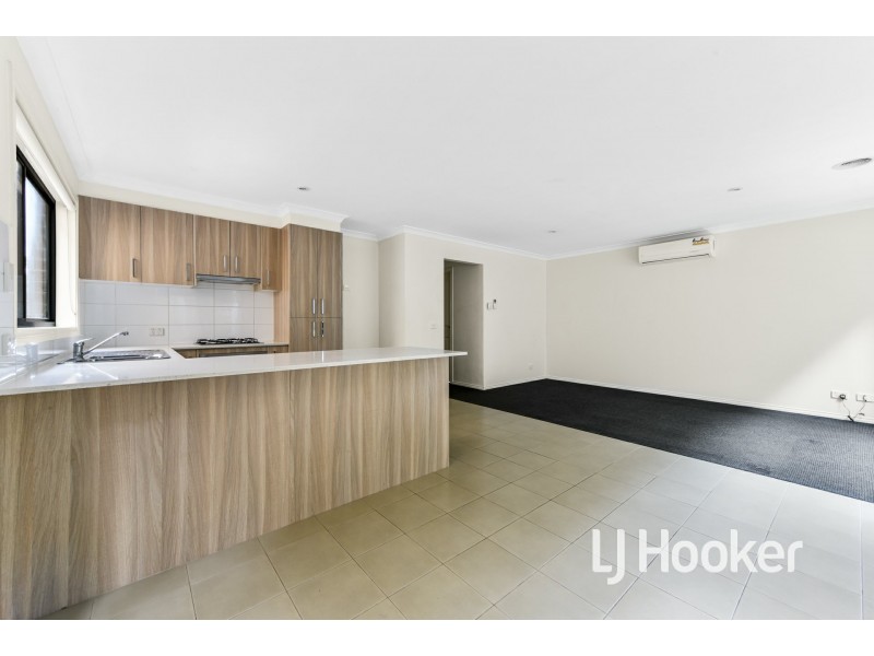 3/4 McClenaghan Place, Pakenham VIC 3810