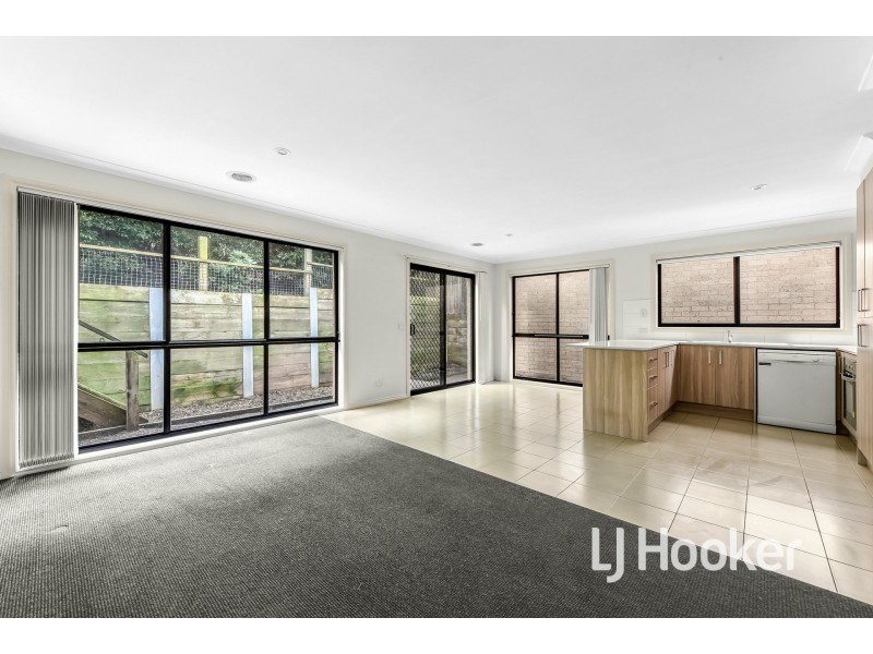 3/4 McClenaghan Place, Pakenham VIC 3810