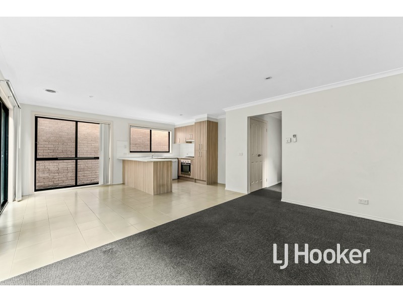 3/4 McClenaghan Place, Pakenham VIC 3810