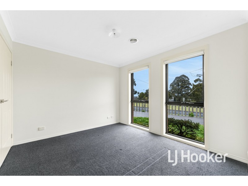 3/4 McClenaghan Place, Pakenham VIC 3810