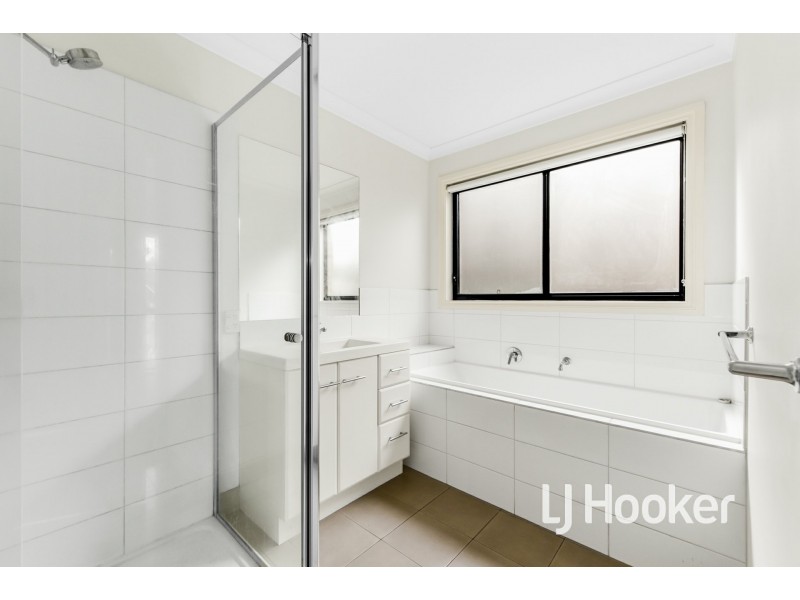 3/4 McClenaghan Place, Pakenham VIC 3810