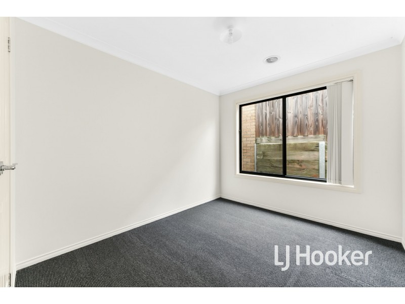 3/4 McClenaghan Place, Pakenham VIC 3810