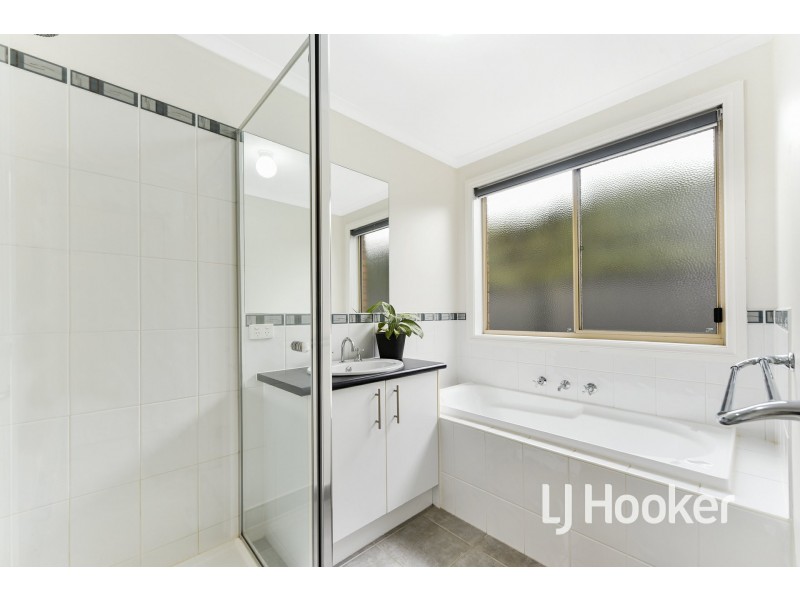 65 Leigh Drive, Pakenham VIC 3810