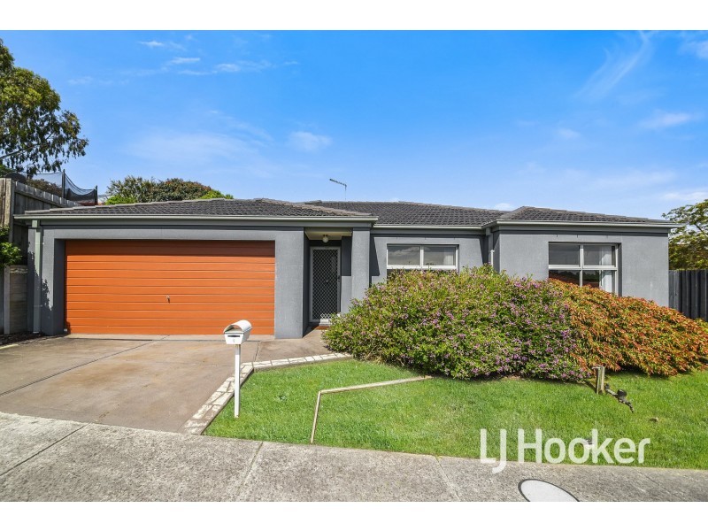 6 McClenaghan Place, Pakenham VIC 3810