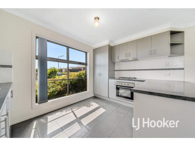 6 McClenaghan Place, Pakenham VIC 3810