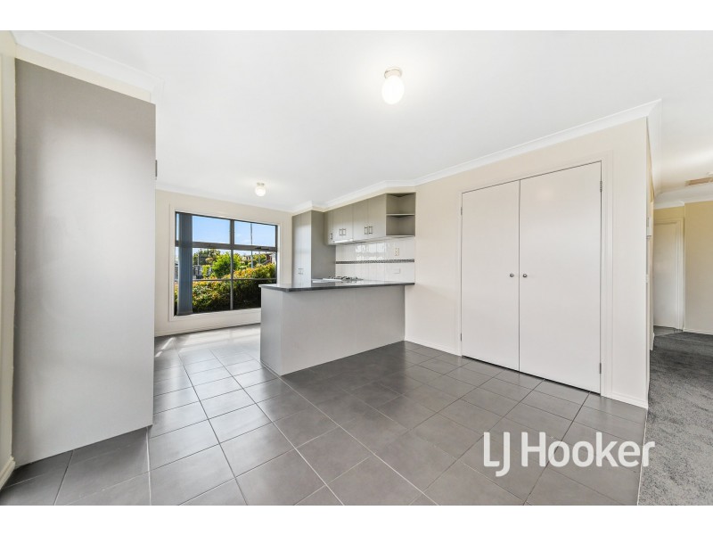 6 McClenaghan Place, Pakenham VIC 3810