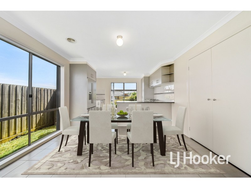 6 McClenaghan Place, Pakenham VIC 3810
