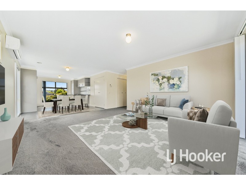 6 McClenaghan Place, Pakenham VIC 3810