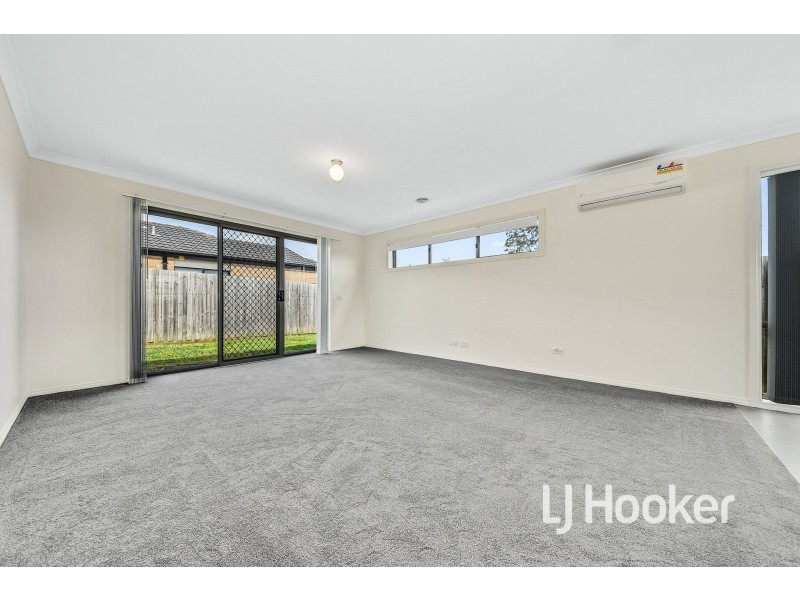6 McClenaghan Place, Pakenham VIC 3810