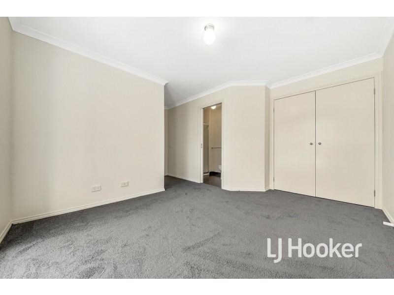 6 McClenaghan Place, Pakenham VIC 3810