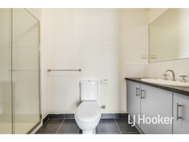 6 McClenaghan Place, Pakenham VIC 3810